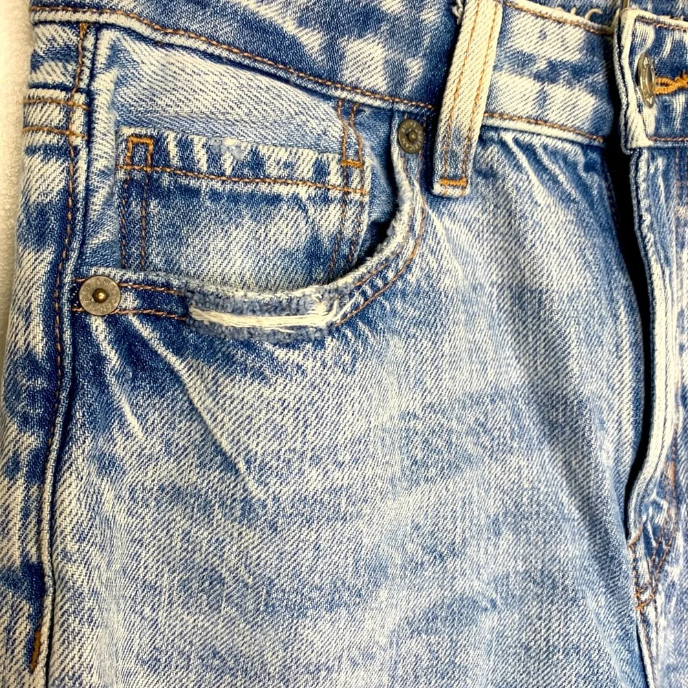 American Eagle Mom Straight Jean Destroyed Knee Size 4 Faded Wash